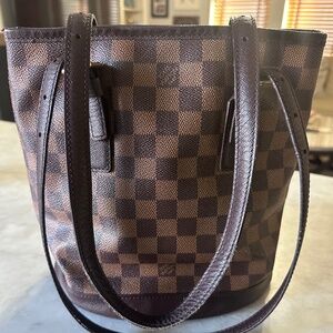 Louis Vuitton–style Damier Ebene bucket tote bag